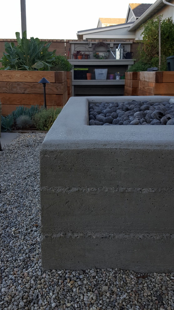Idee per un piccolo giardino country esposto in pieno sole dietro casa con pavimentazioni in cemento
