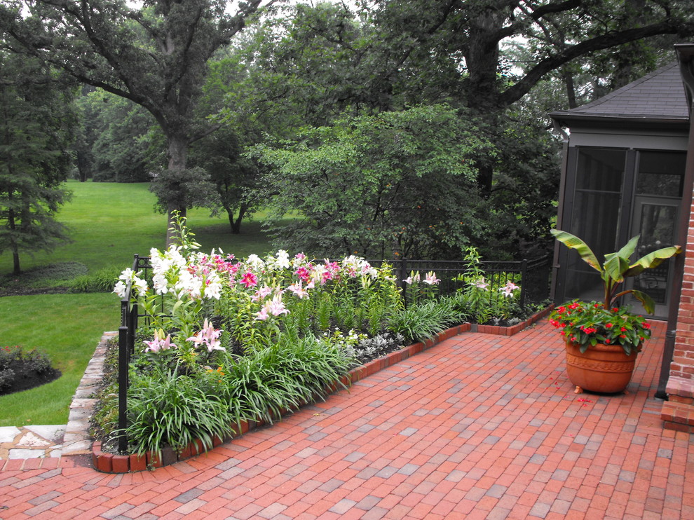 Источник вдохновения для домашнего уюта: летний регулярный сад среднего размера на заднем дворе в стиле неоклассика (современная классика) с садовой дорожкой или калиткой, полуденной тенью и мощением клинкерной брусчаткой