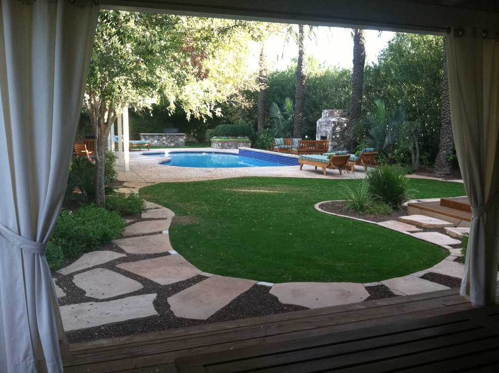 Imagen de jardín campestre en patio trasero con brasero, exposición parcial al sol y adoquines de piedra natural