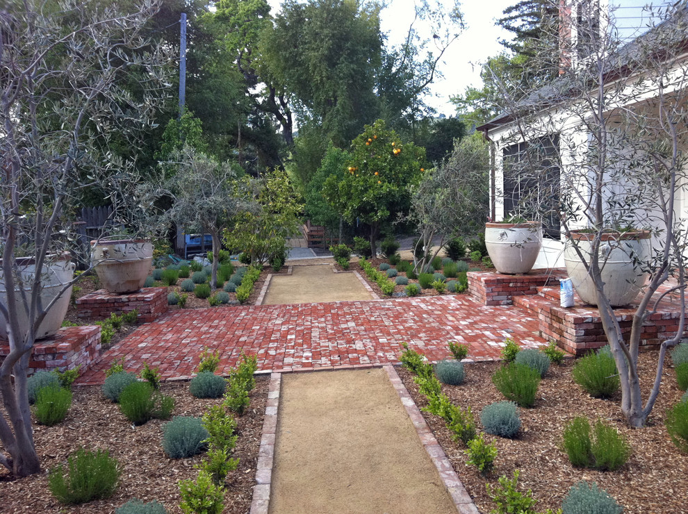 Inspiration for a traditional landscaping in San Francisco.