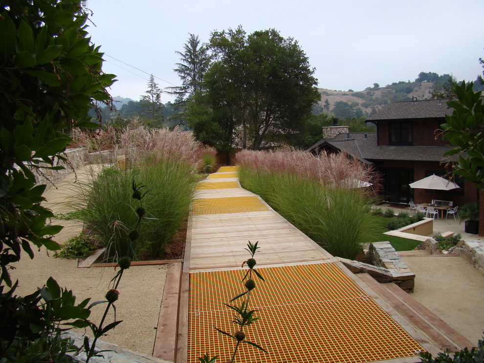 Design ideas for a contemporary backyard retaining wall landscape in San Francisco.