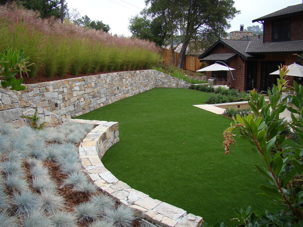 Идея дизайна: участок и сад на заднем дворе в современном стиле с подпорной стенкой