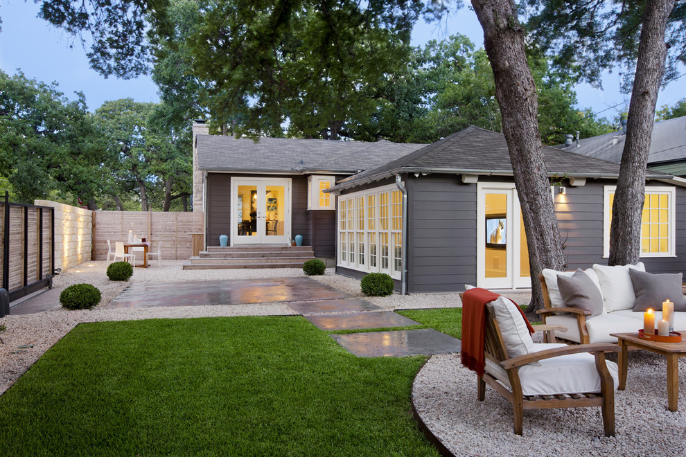Design ideas for a traditional backyard landscaping in Austin.
