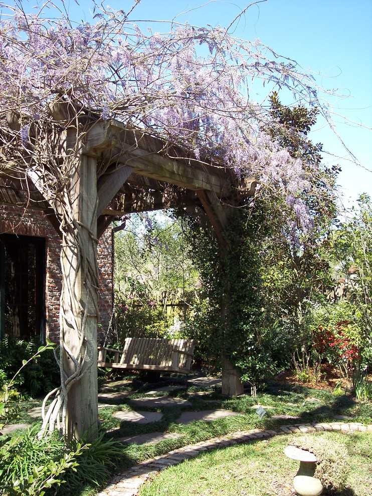 Geometrischer, Mittelgroßer, Halbschattiger Klassischer Garten im Sommer, neben dem Haus mit Natursteinplatten in New Orleans
