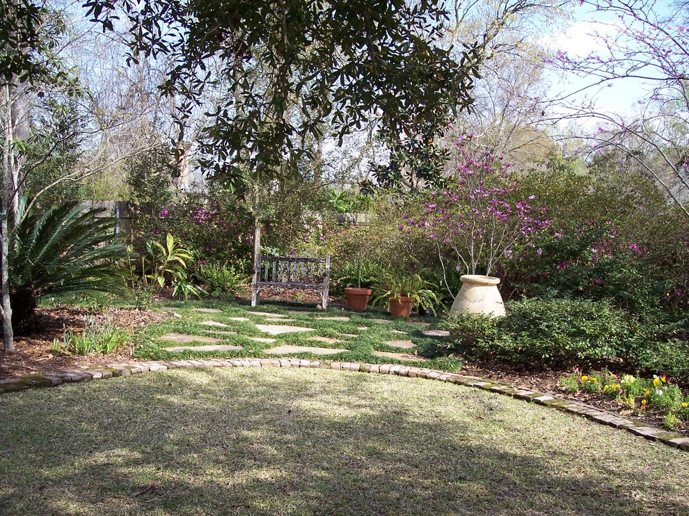 ニューオリンズにあるお手頃価格の中くらいな、夏のトラディショナルスタイルのおしゃれな庭 (半日向、レンガ敷き) の写真