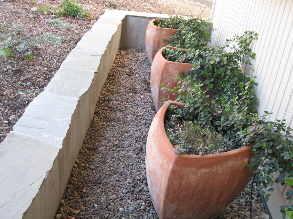 Design ideas for a small traditional landscaping in Orange County.