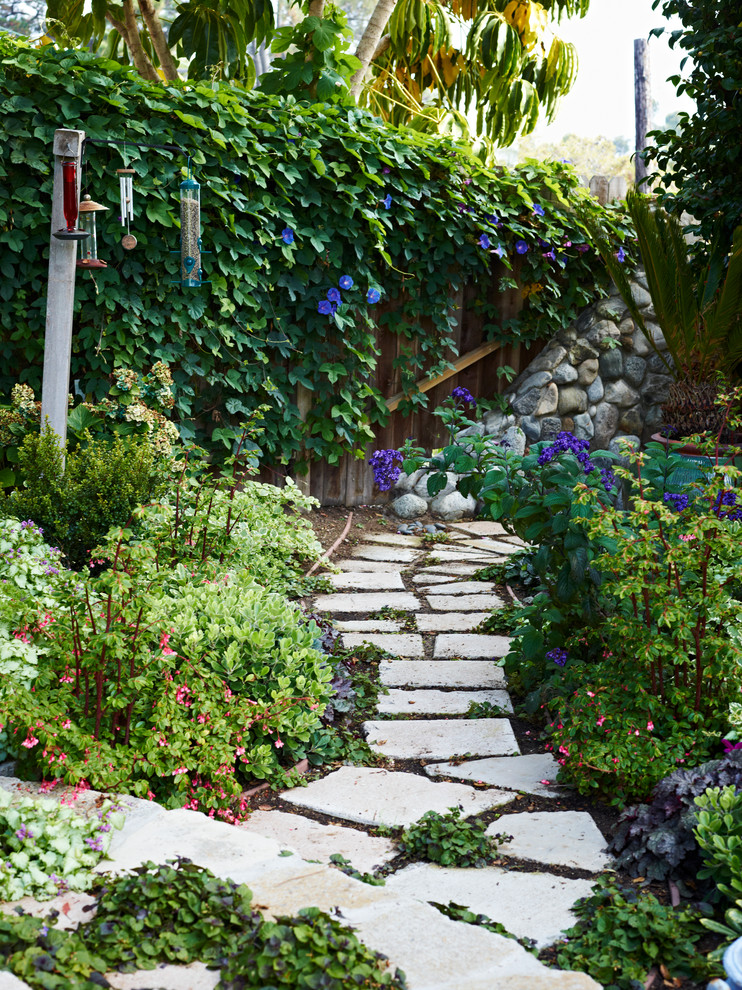 Imagen de jardín clásico en verano con jardín vertical y adoquines de piedra natural