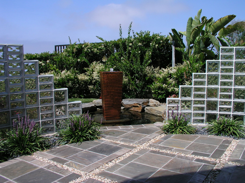 Idee per un giardino minimal esposto in pieno sole di medie dimensioni con fontane e ghiaia