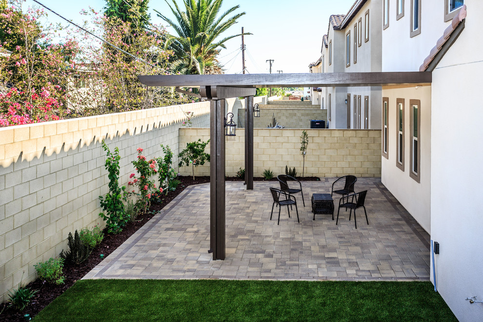 Inspiration for a medium sized contemporary back partial sun garden in Orange County with natural stone paving.