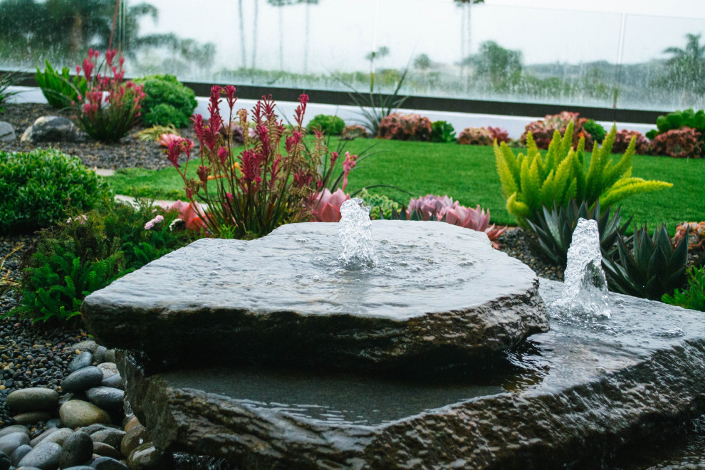 Ispirazione per un giardino xeriscape contemporaneo con fontane