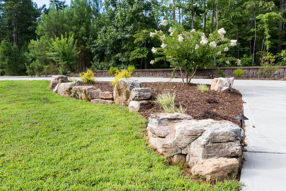 Aménagement d'un jardin avant montagne de taille moyenne avec une exposition ensoleillée et des pavés en pierre naturelle.