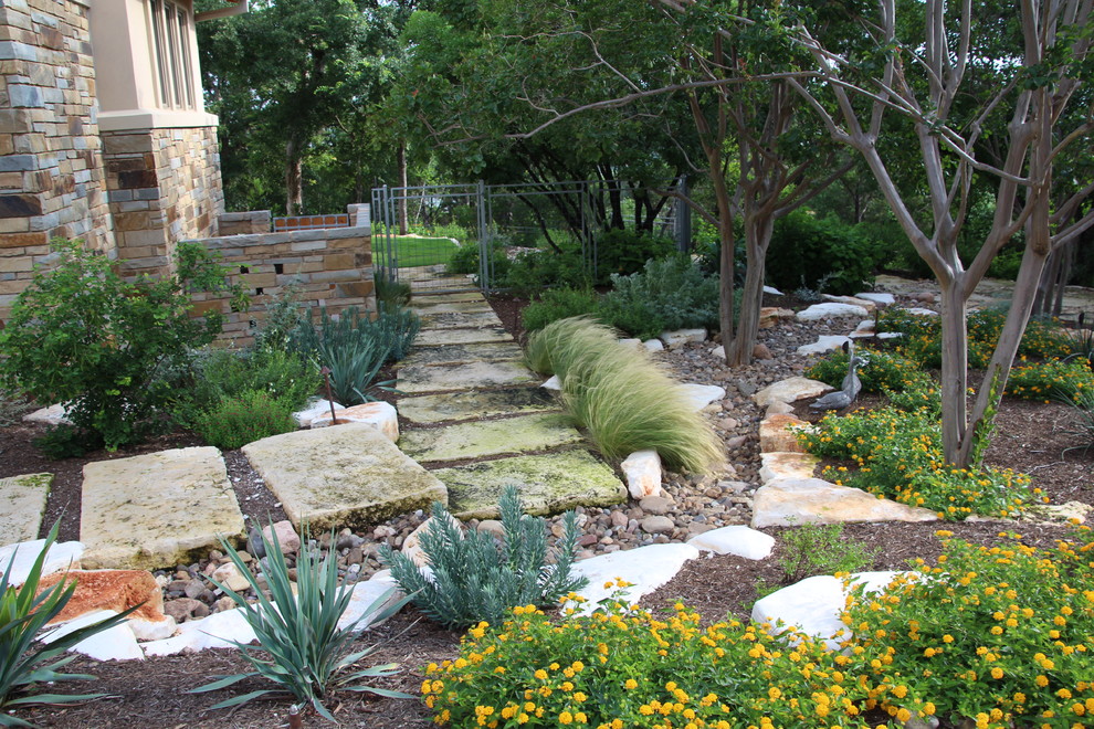 Imagen de camino de jardín de secano actual grande en verano en patio lateral con exposición parcial al sol y adoquines de piedra natural