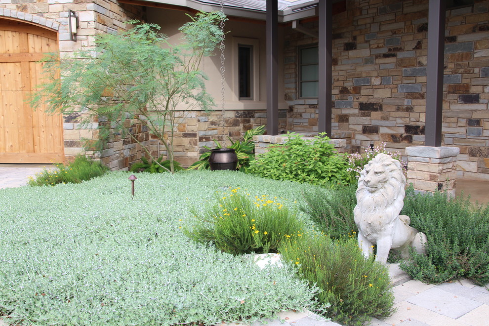 Источник вдохновения для домашнего уюта: большой солнечный засухоустойчивый сад на переднем дворе в классическом стиле с хорошей освещенностью и мощением клинкерной брусчаткой