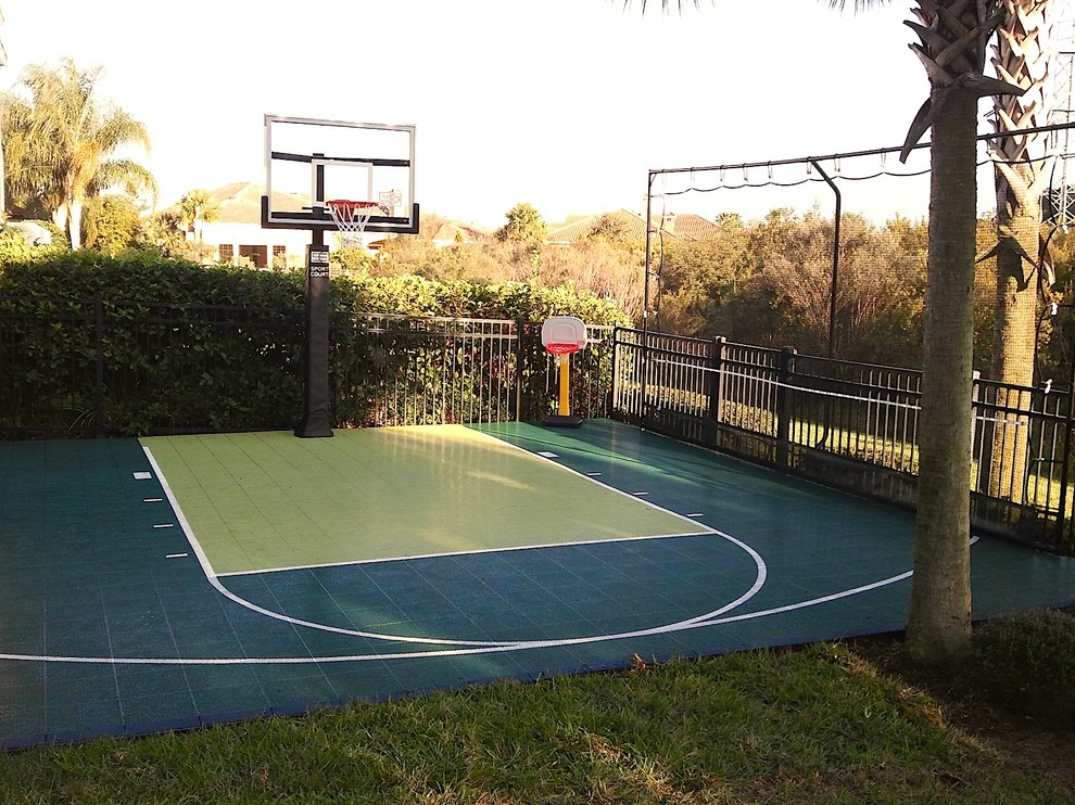Inspiration for a small traditional back garden in Orlando with an outdoor sport court.