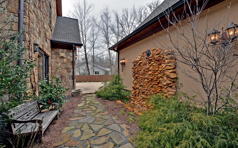 На фото: участок и сад на боковом дворе в средиземноморском стиле с покрытием из каменной брусчатки