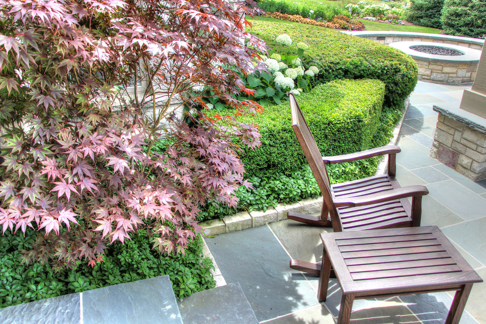 シカゴにある中くらいなトラディショナルスタイルのおしゃれな庭 (ファイヤーピット、半日向、天然石敷き) の写真