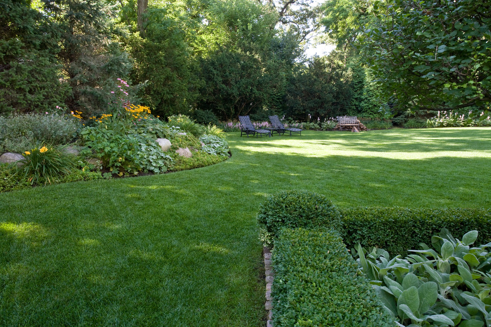 Design ideas for a traditional partial sun backyard landscaping in Chicago.