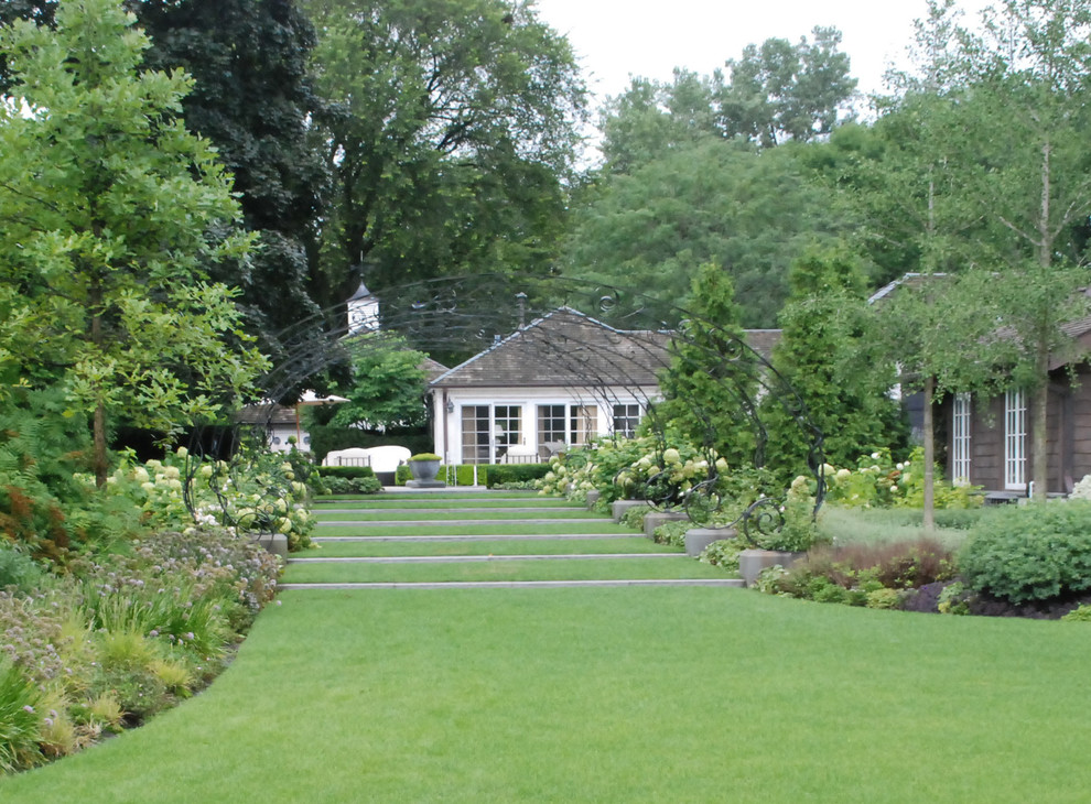 На фото: участок и сад в классическом стиле с