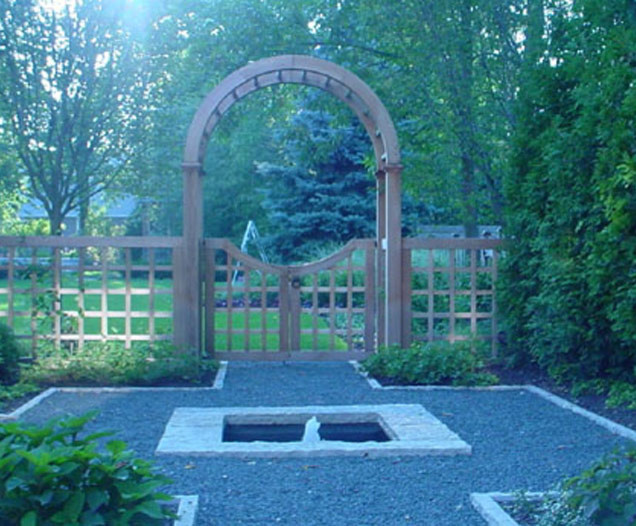Foto di un giardino formale classico esposto a mezz'ombra di medie dimensioni e dietro casa con cancello e ghiaia