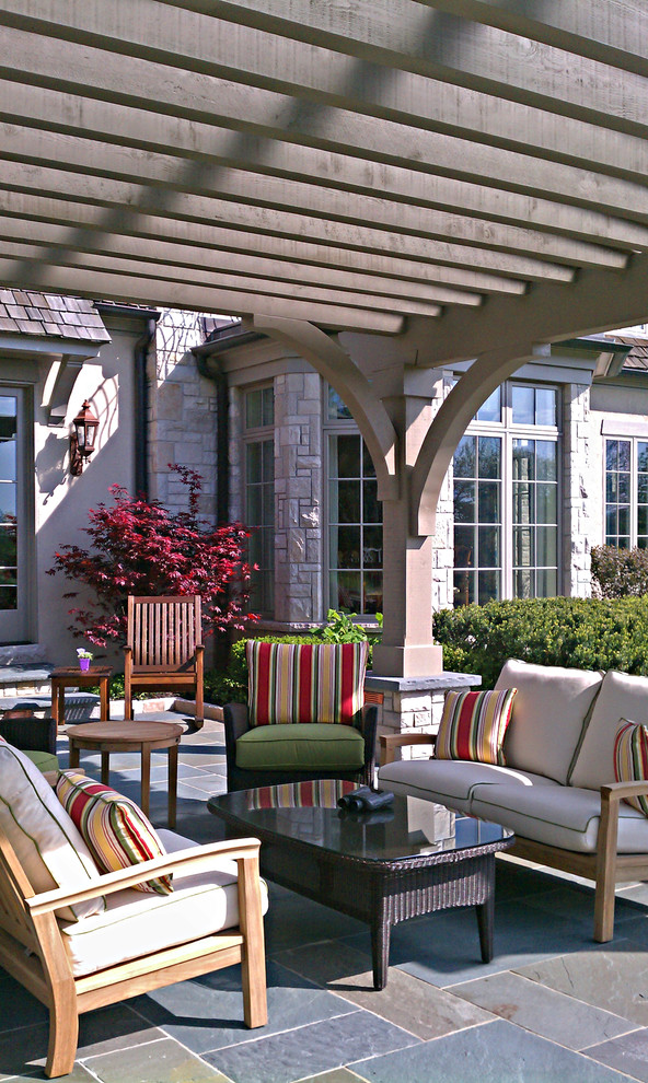 Inspiration for a traditional pergola in Chicago.