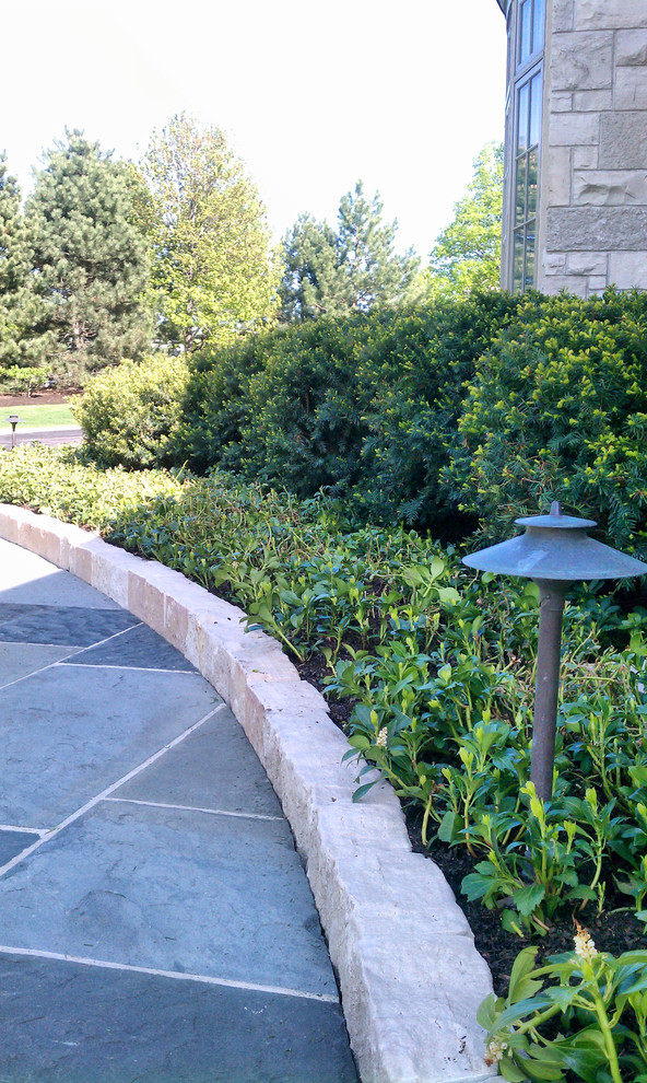 シカゴにあるトラディショナルスタイルのおしゃれな横庭 (庭への小道、天然石敷き) の写真