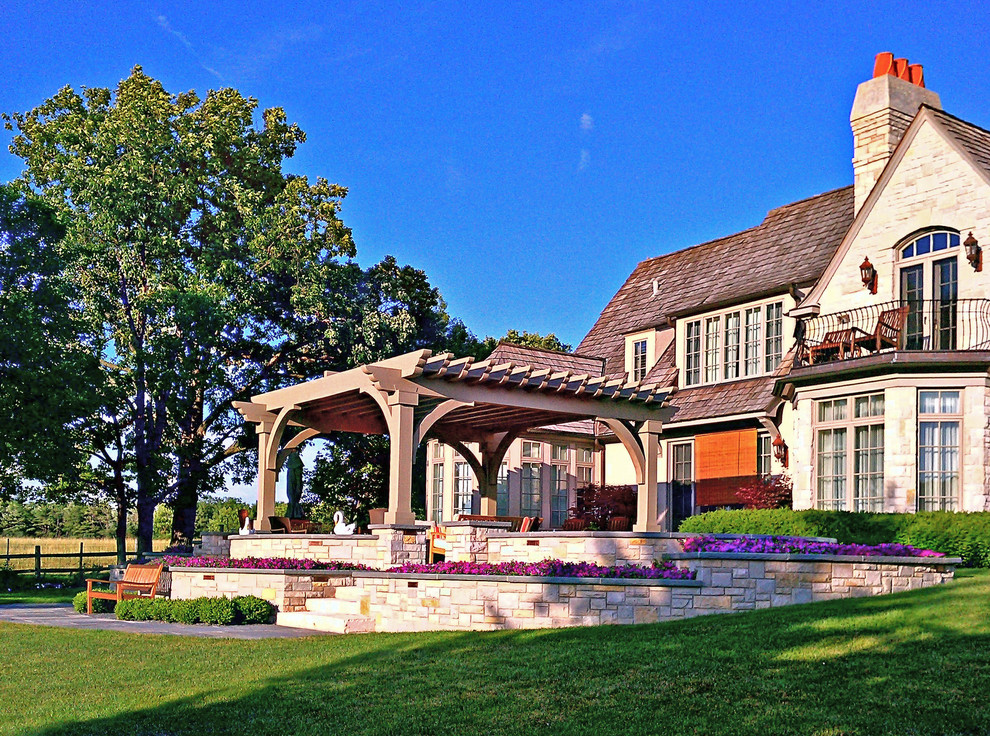Klassische Gartenmauer hinter dem Haus mit Natursteinplatten in Chicago