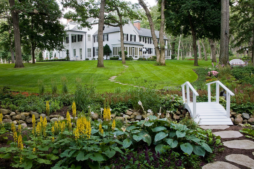 На фото: тенистый садовый фонтан на заднем дворе в классическом стиле