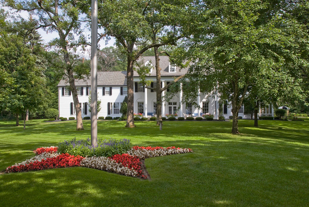 This is an example of a traditional landscaping in Chicago.