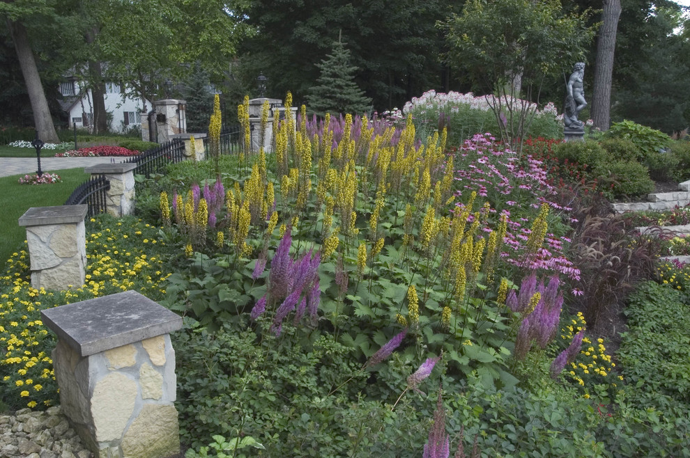 Photo of a traditional landscaping in Chicago.