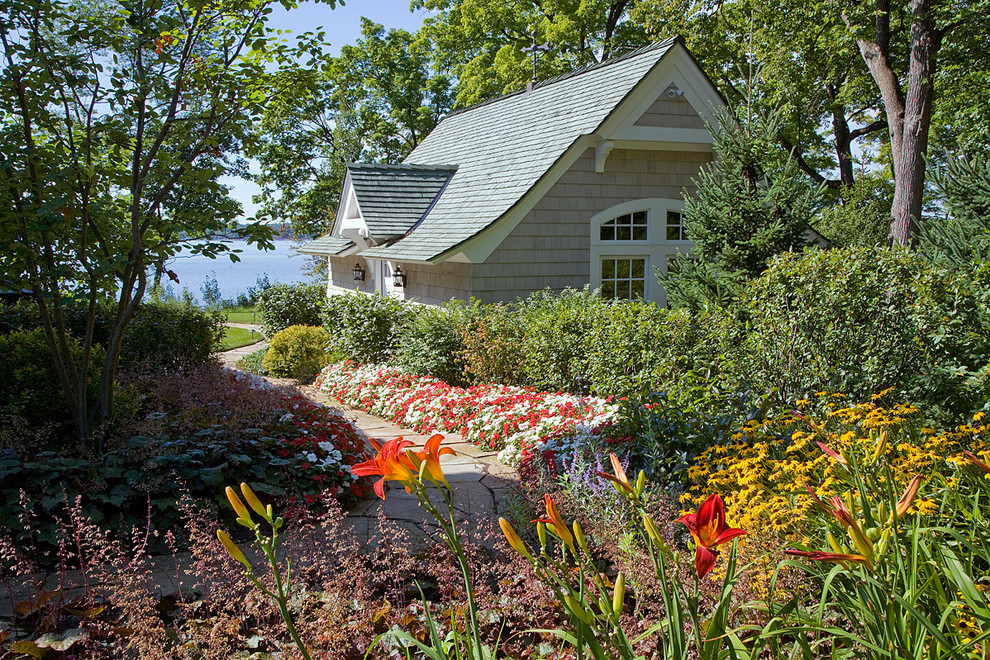 Photo of a traditional landscaping in Chicago.