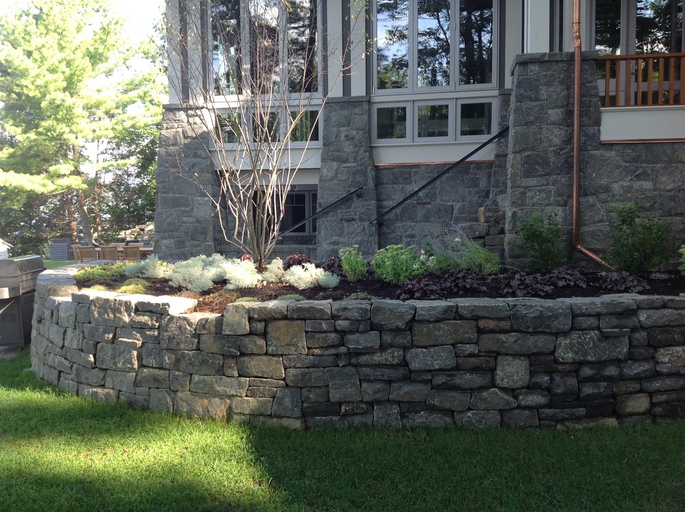 Пример оригинального дизайна: большой участок и сад на заднем дворе в стиле рустика с полуденной тенью и покрытием из каменной брусчатки