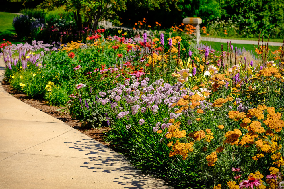 Großer Klassischer Garten im Sommer mit direkter Sonneneinstrahlung und Natursteinplatten in Milwaukee