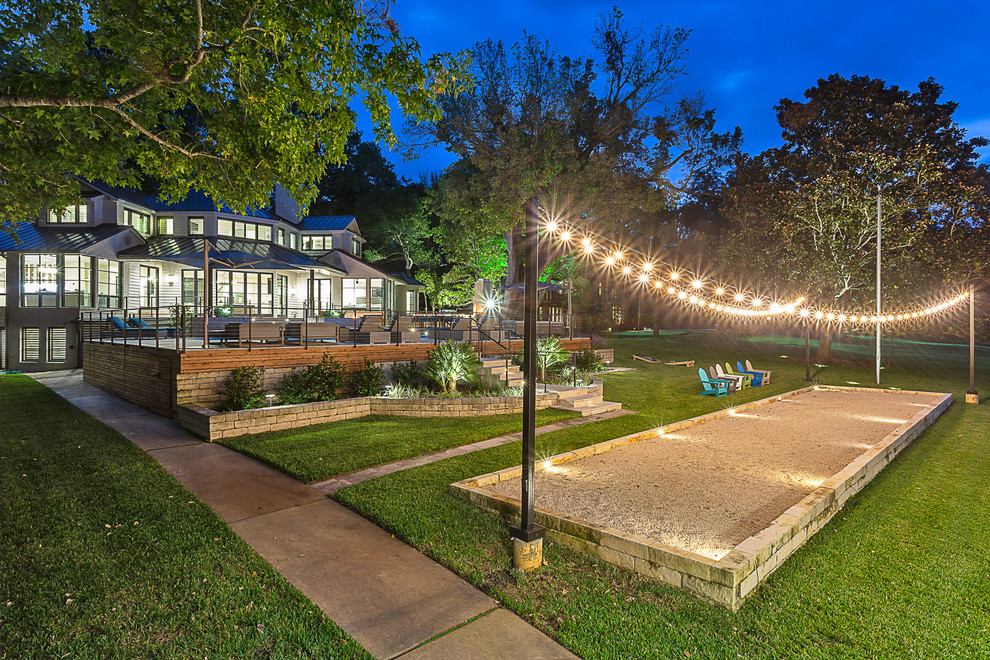 Großer Klassischer Kiesgarten hinter dem Haus mit Sportplatz und direkter Sonneneinstrahlung in Austin