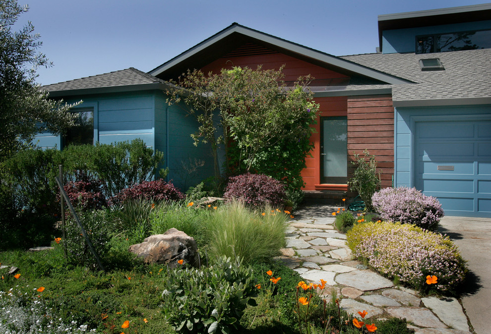 На фото: участок и сад на переднем дворе в современном стиле с покрытием из каменной брусчатки с