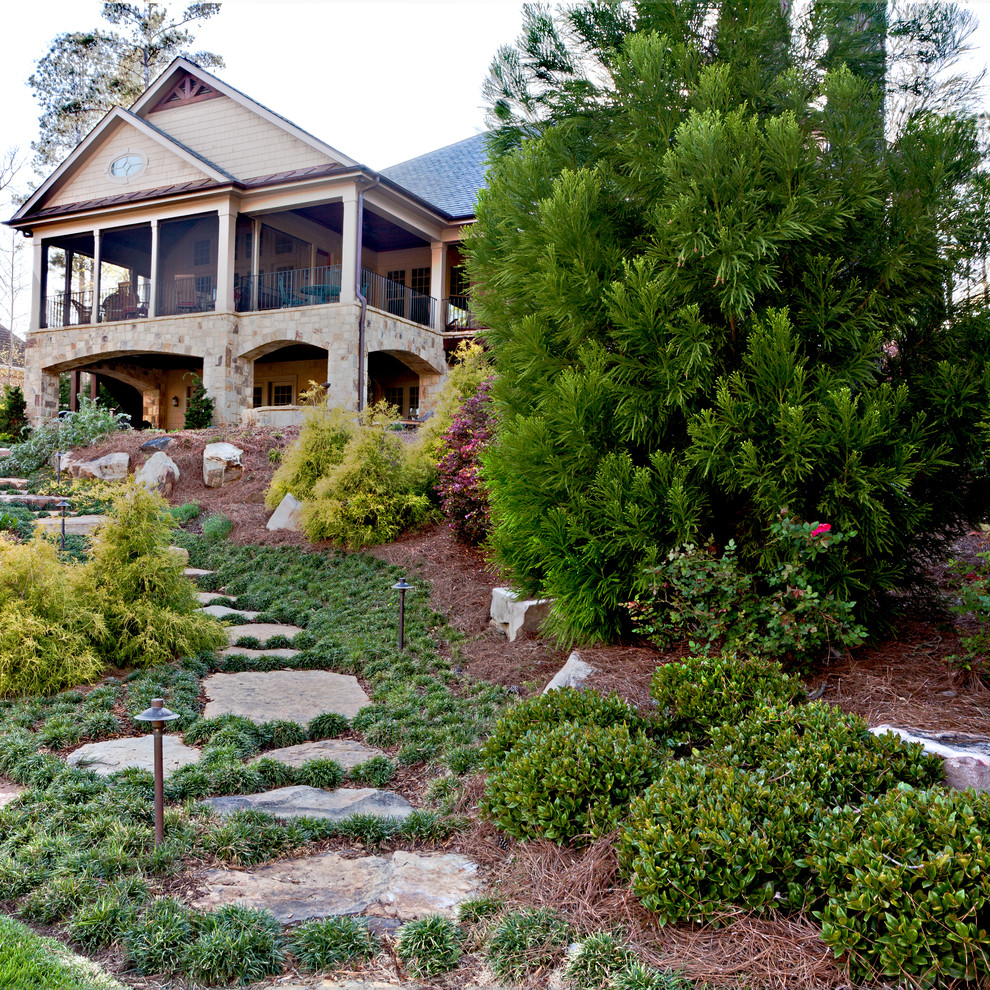 Foto di un ampio giardino classico con pavimentazioni in pietra naturale