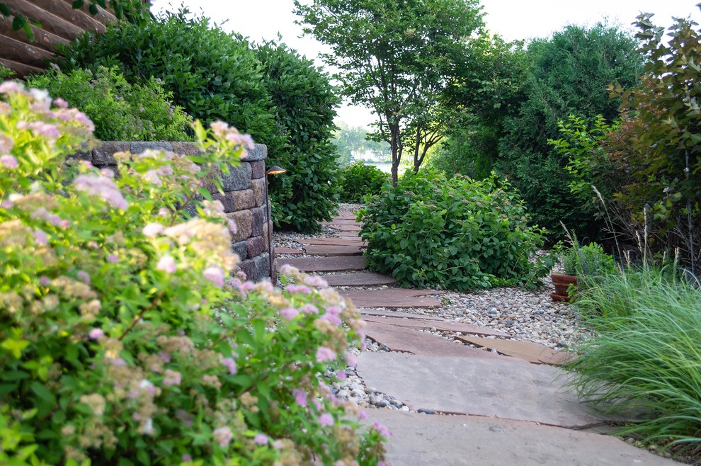 Maritimer Garten neben dem Haus mit Natursteinplatten in Sonstige