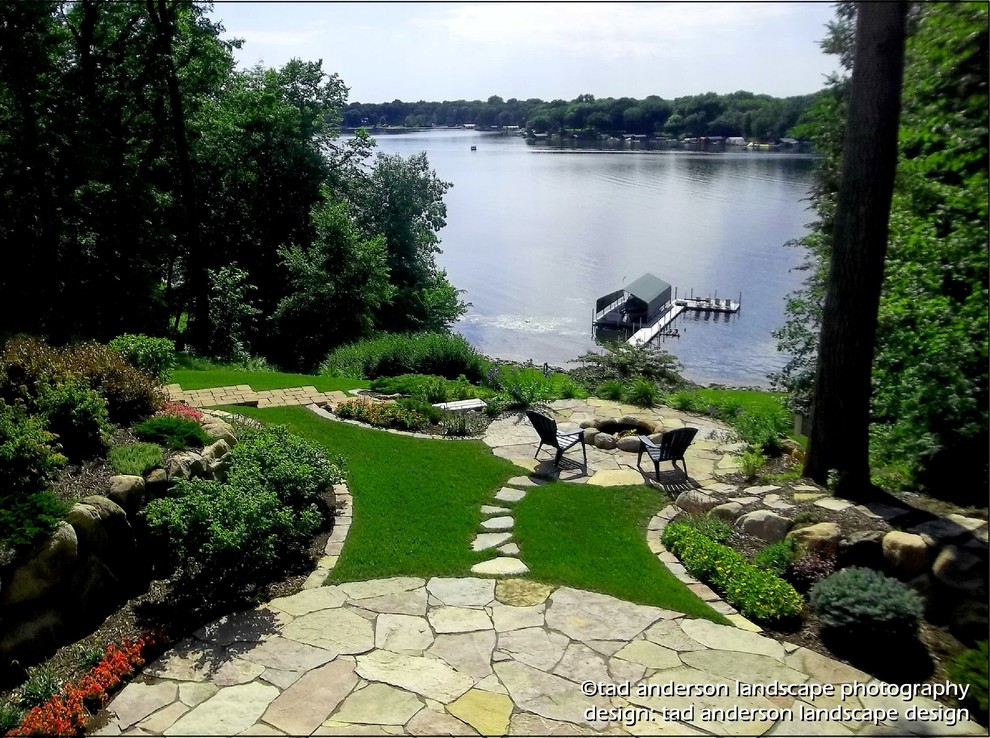 Ispirazione per un giardino american style esposto a mezz'ombra dietro casa in estate con un focolare e pavimentazioni in pietra naturale