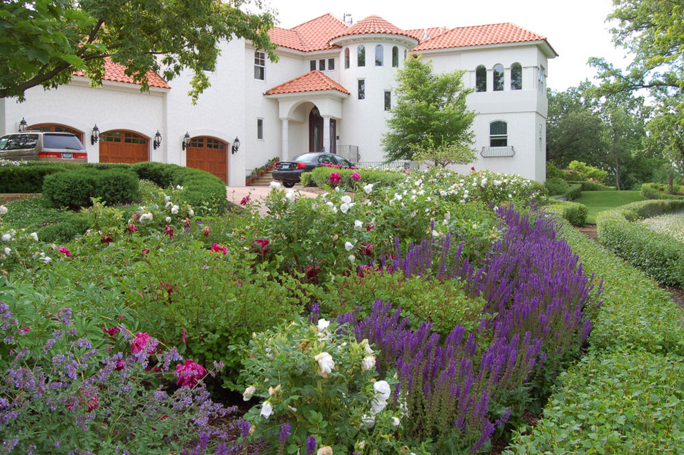 На фото: участок и сад в средиземноморском стиле