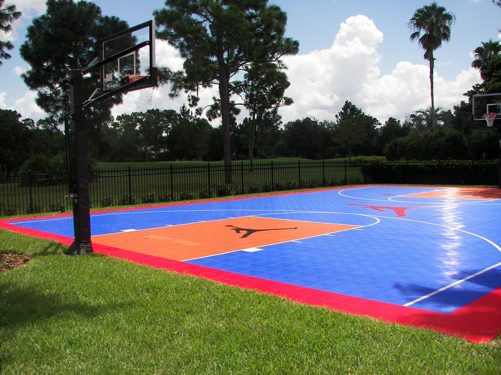 Photo of a large traditional backyard outdoor sport court in Orlando.