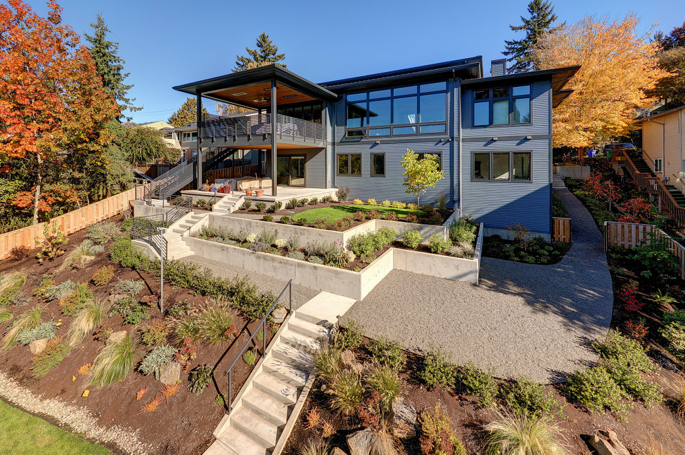 Geräumige Moderne Gartenmauer hinter dem Haus mit direkter Sonneneinstrahlung und Betonboden in Portland