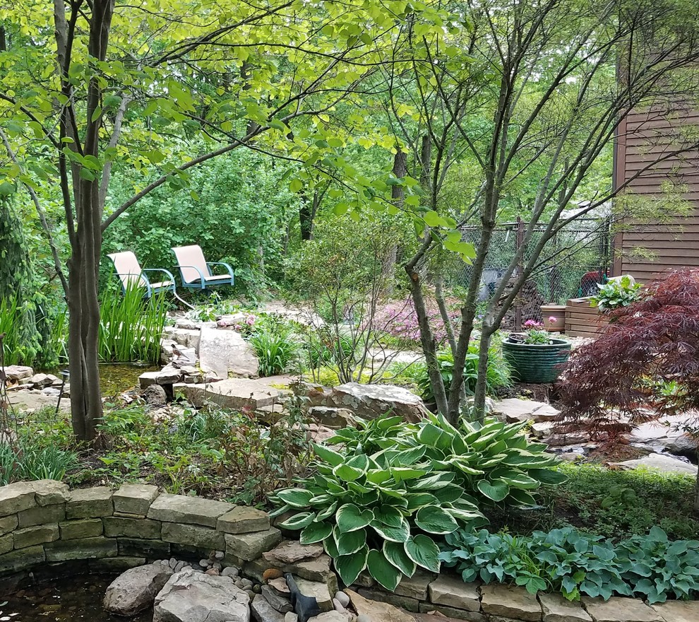 Idées déco pour un jardin arrière montagne de taille moyenne et l'été avec une exposition ombragée, des solutions pour vis-à-vis et des pavés en pierre naturelle.