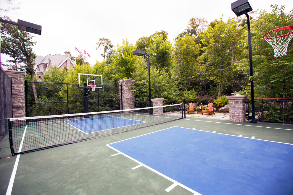 Design ideas for a transitional full sun rooftop outdoor sport court in Toronto.