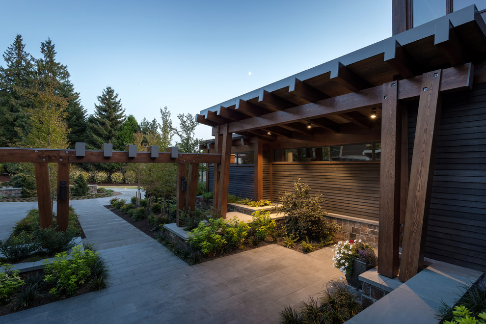 Geräumiger, Halbschattiger Moderner Gartenweg neben dem Haus mit Natursteinplatten in Seattle