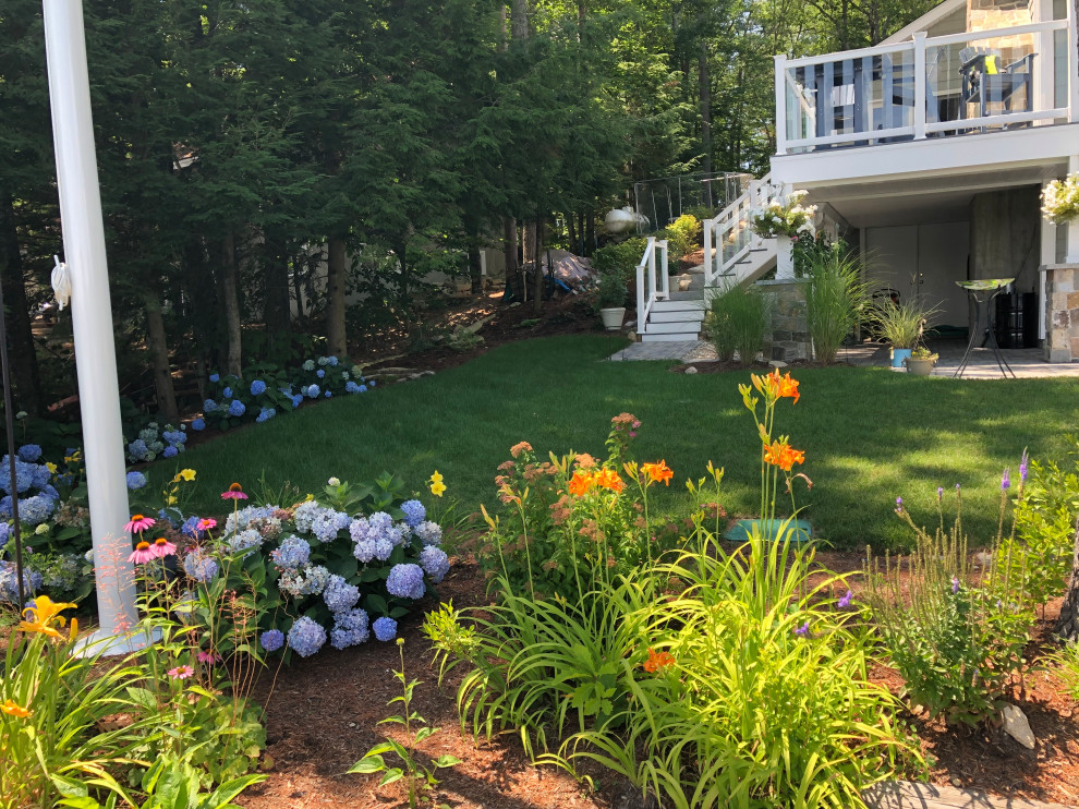 На фото: большой солнечный, летний регулярный сад на заднем дворе в современном стиле с высокими грядками, хорошей освещенностью и мощением клинкерной брусчаткой с