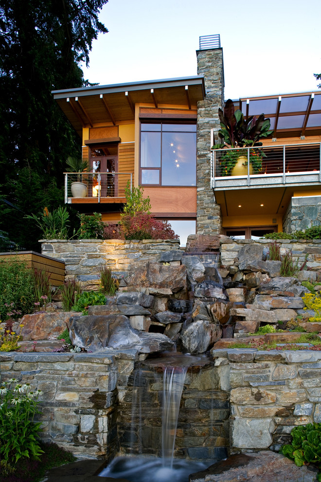 Пример оригинального дизайна: участок и сад в современном стиле с водопадом