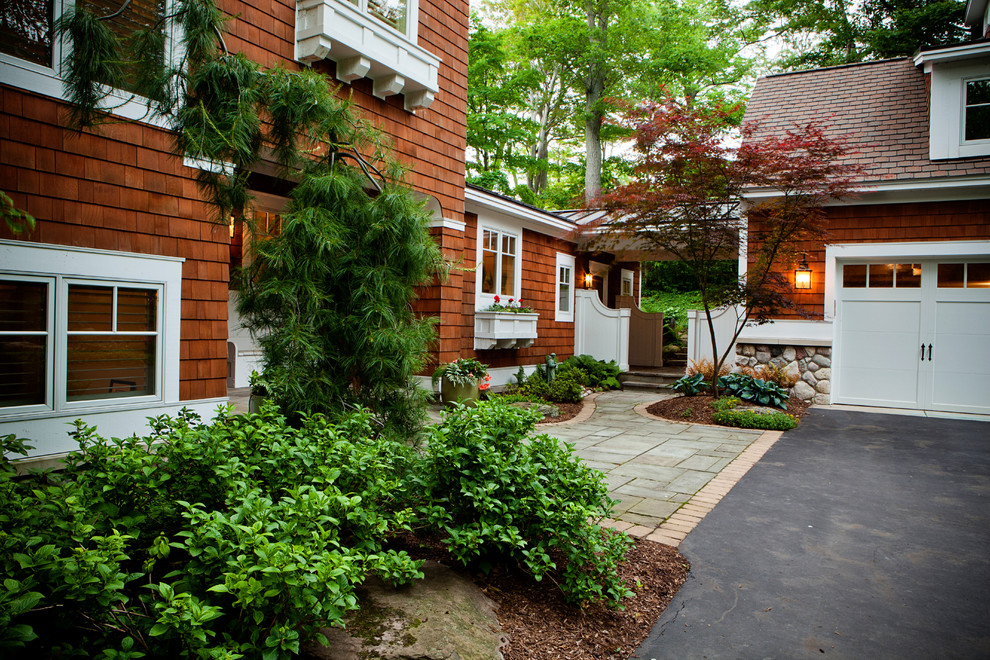 Источник вдохновения для домашнего уюта: участок и сад на боковом дворе в классическом стиле с подъездной дорогой