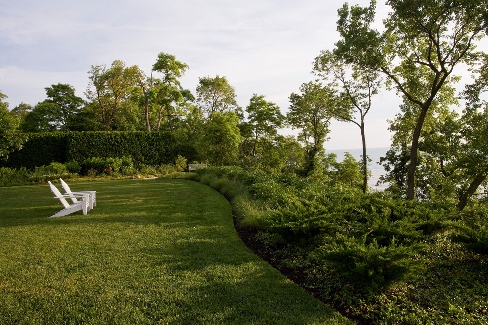 Großer Klassischer Garten mit Natursteinplatten in Chicago