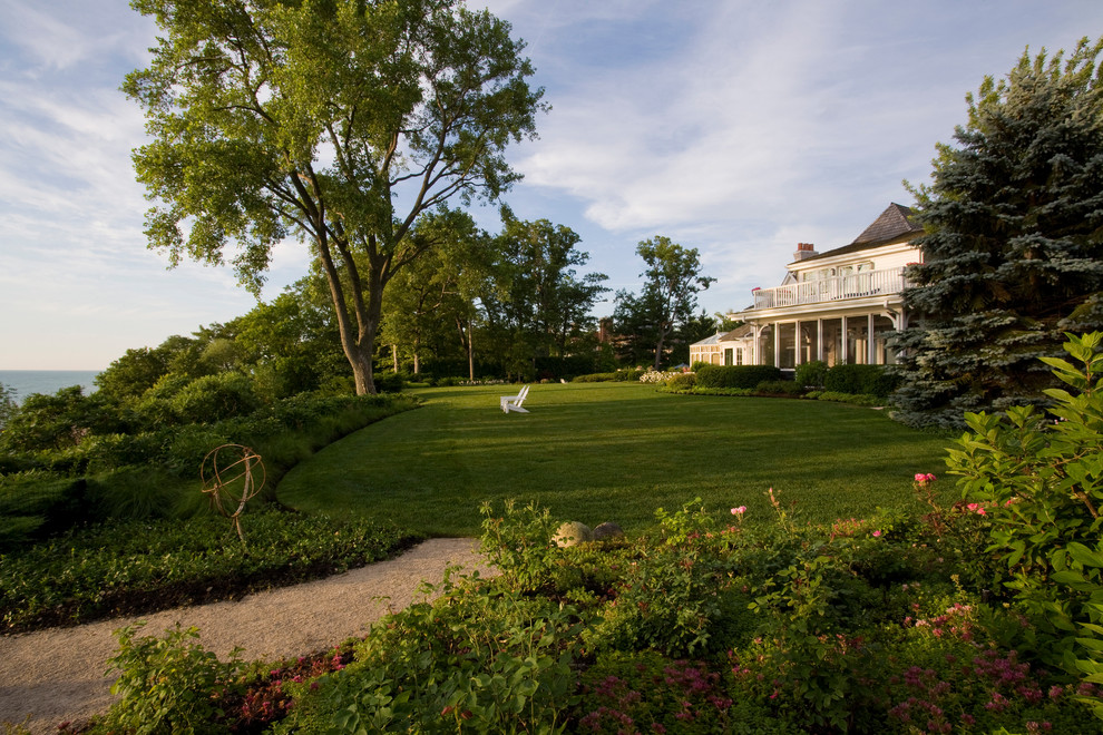 Großer Klassischer Garten im Sommer mit Natursteinplatten in Chicago