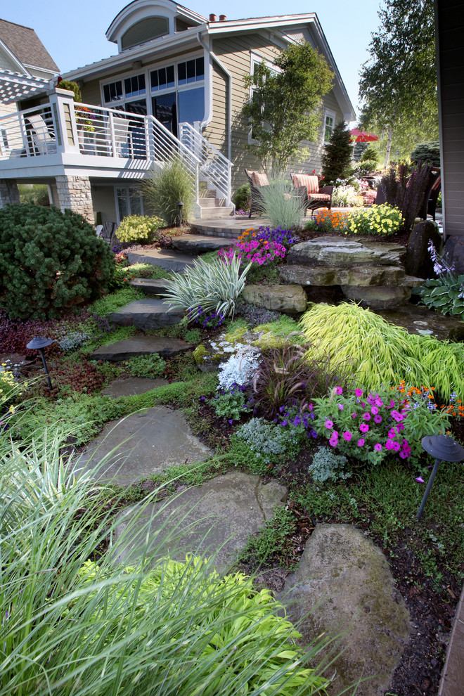 Design ideas for a coastal full sun front yard driveway in Grand Rapids for summer.