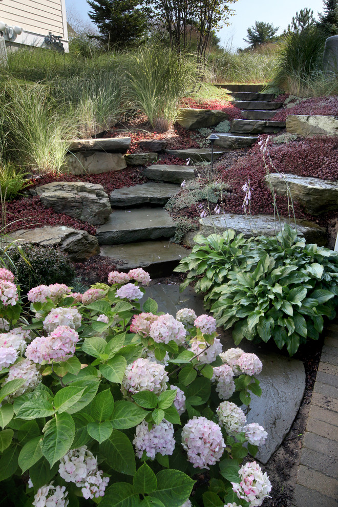 Inspiration for a coastal shade side yard landscaping in Grand Rapids for summer.